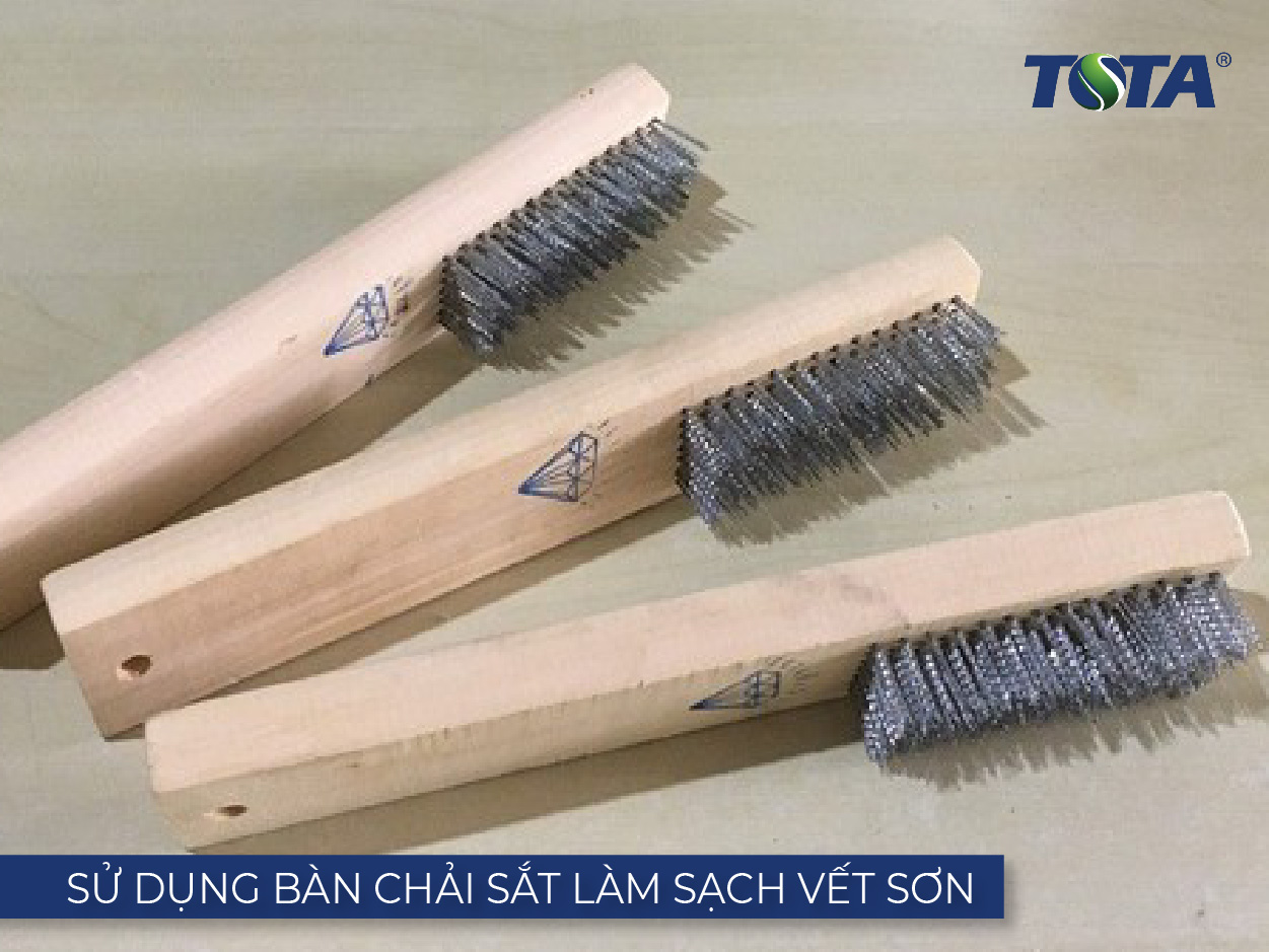 Sử dụng bàn chải sắt làm sạch vết sơn kẽm